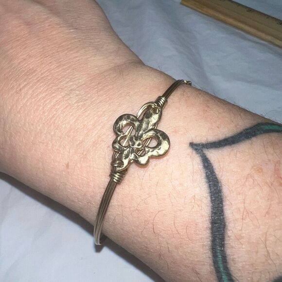 Gold Tone JM Collection Wire  Fleur-de-lis Hook and Loop Bangle Bracelet - Picture 1 of 6